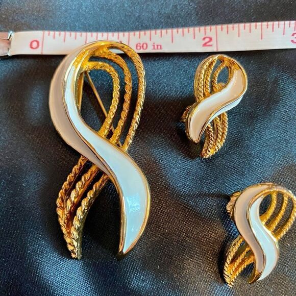 Vintage 80s brooch and clip earring set - Picture 5 of 10